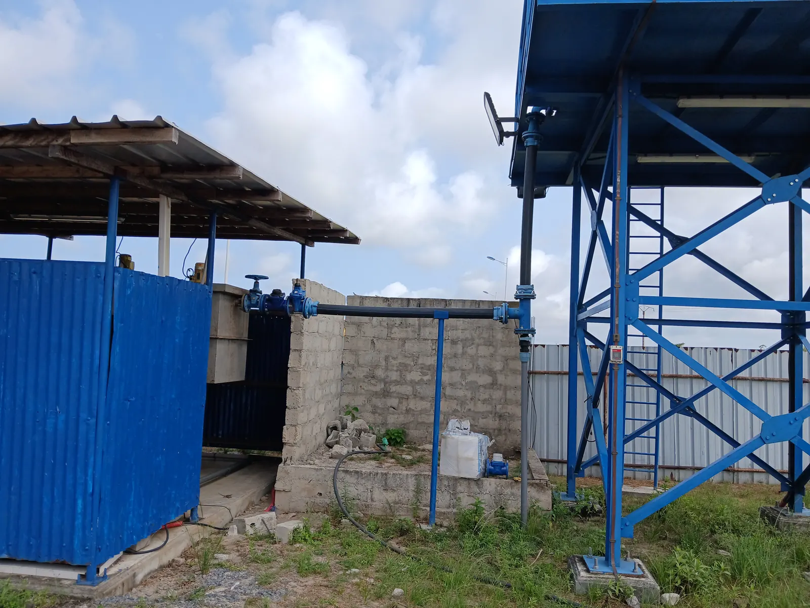 Installation hydraulique avec réservoir, conduites et équipements de traitement