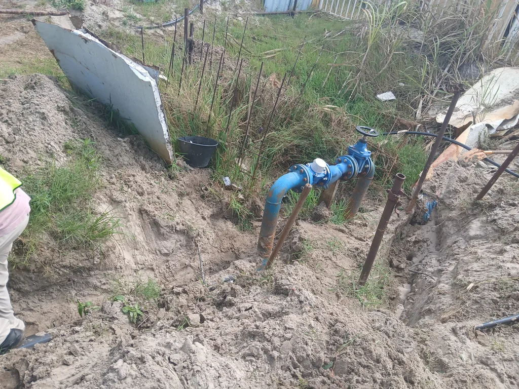 Water network and pumping pipe on a worksite